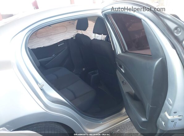 3MYDLBYV6JY322333 2018 TOYOTA YARIS IA Silver VIN კოდის სტიკერის ხედი