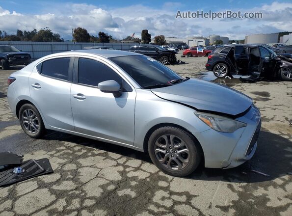 3MYDLBYV6KY503014 2019 TOYOTA YARIS Silver Передня права чверть