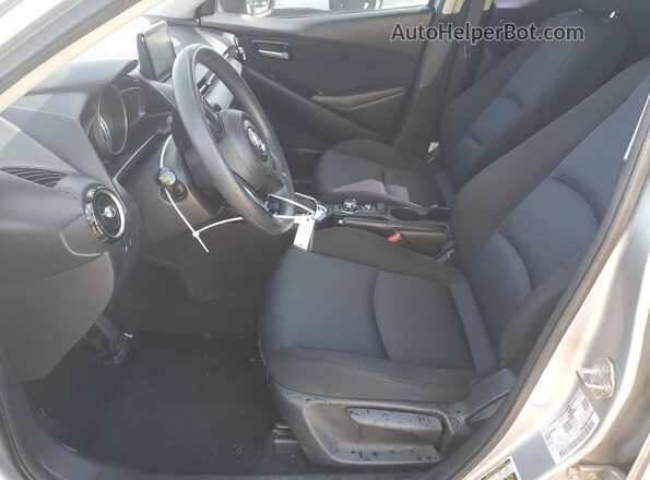 3MYDLBYV6KY503014 2019 TOYOTA YARIS Silver Вид салону спереду