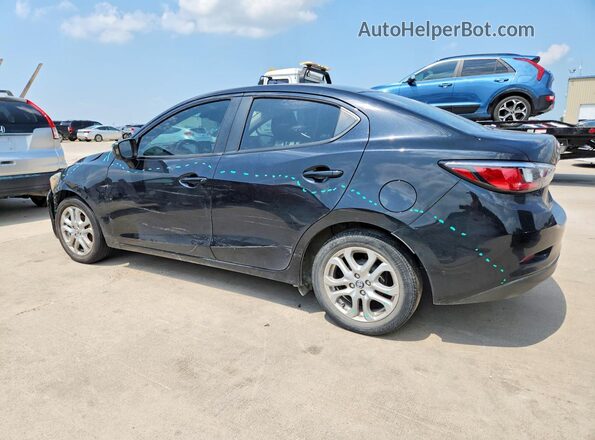3MYDLBYV7HY166992 2017 TOYOTA YARIS Черный Задняя левая четверть