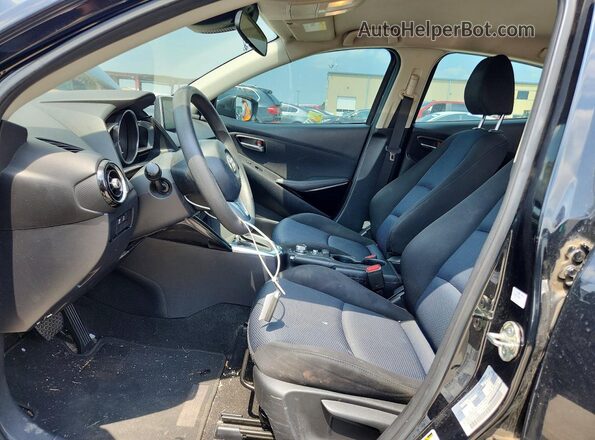 3MYDLBYV7HY166992 2017 TOYOTA YARIS Черный Вид салона спереди
