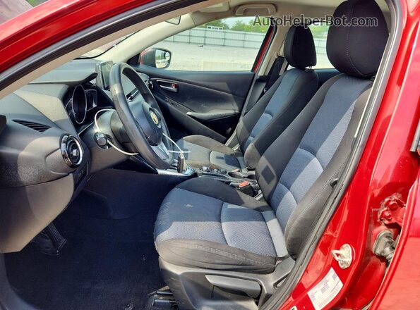 3MYDLBYV7HY176762 2017 TOYOTA YARIS Red Front interior view