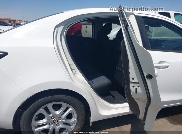 3MYDLBYV7HY189673 2017 TOYOTA YARIS IA White Вид наклейки з VIN-кодом
