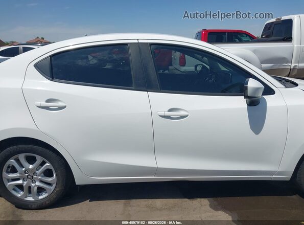3MYDLBYV7HY189673 2017 TOYOTA YARIS IA White Вид задньої частини салону