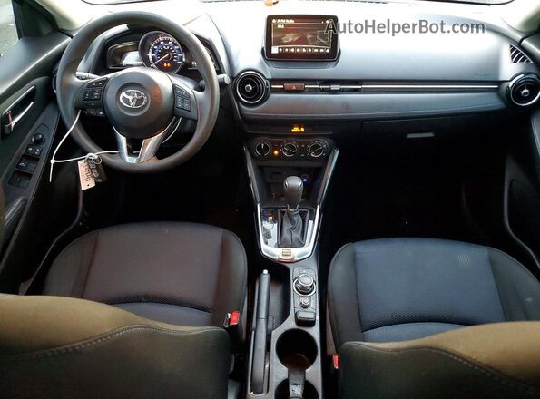 3MYDLBYV7JY328156 2018 TOYOTA YARIS Синий Вид панели приборов