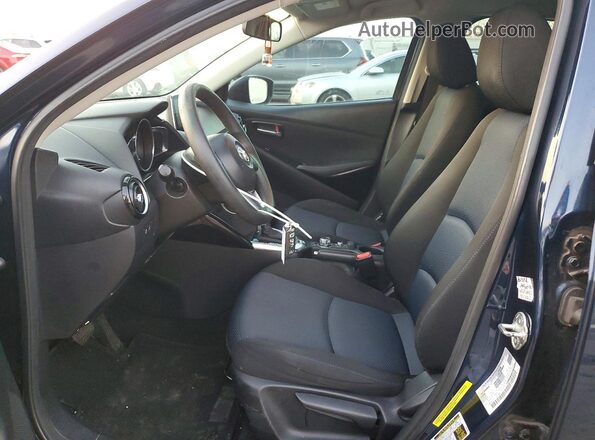 3MYDLBYV7JY328156 2018 TOYOTA YARIS Синий Вид салона спереди