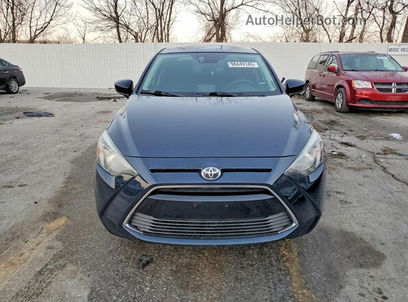 3MYDLBYV7JY328156 2018 TOYOTA YARIS Синий Вид спереди
