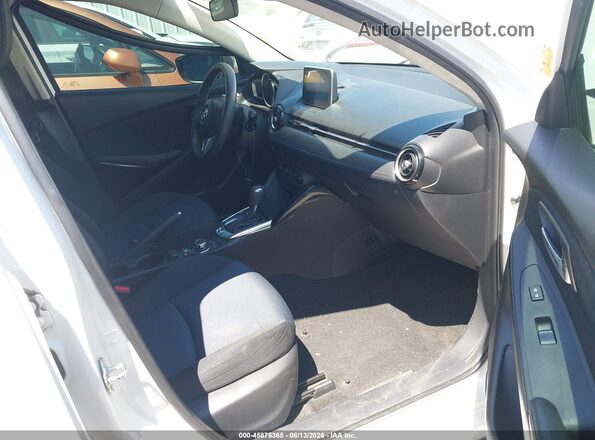 3MYDLBYV7JY329016 2018 TOYOTA YARIS IA Белый Вид салона спереди
