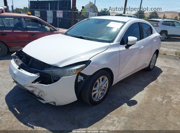 3MYDLBYV7JY329016 2018 TOYOTA YARIS IA Белый Передняя левая четверть