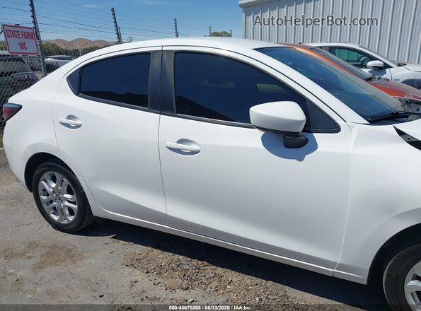 3MYDLBYV7JY329016 2018 TOYOTA YARIS IA Белый Вид задней части салона
