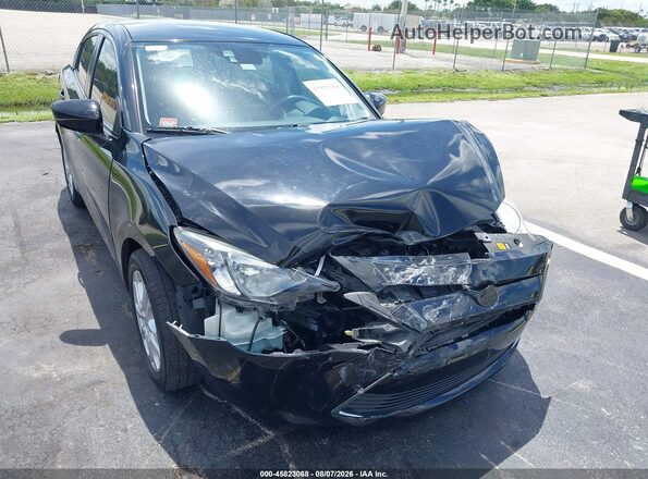3MYDLBYV8HY156455 2017 TOYOTA YARIS IA Black Widok z przodu