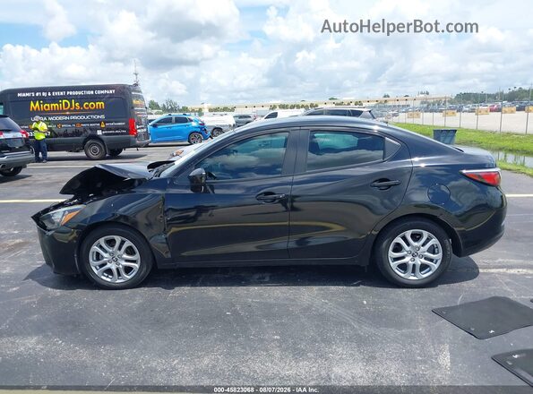 3MYDLBYV8HY156455 2017 TOYOTA YARIS IA Black Widok wnętrza 360 stopni