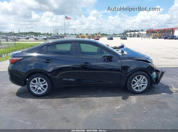 3MYDLBYV8HY156455 2017 TOYOTA YARIS IA Black Widok wnętrza z tyłu
