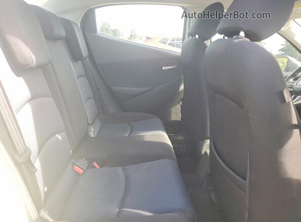3MYDLBYV8HY162420 2017 TOYOTA YARIS White Вид задніх сидінь