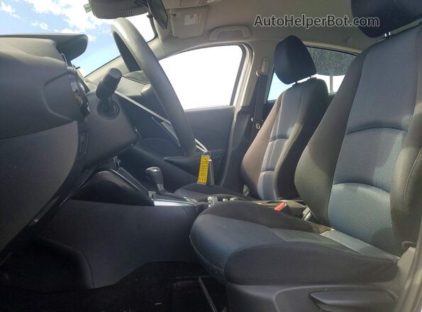 3MYDLBYV8HY162420 2017 TOYOTA YARIS White Вид салону спереду