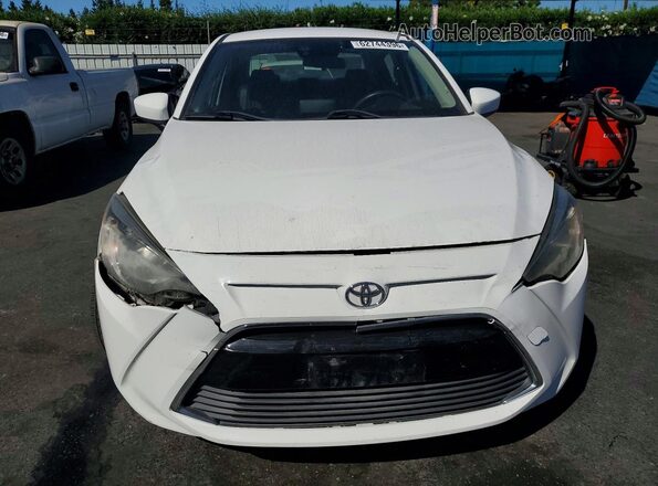 3MYDLBYV8HY180531 2017 TOYOTA YARIS White Front view