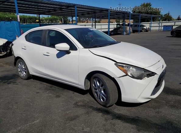 3MYDLBYV8HY180531 2017 TOYOTA YARIS White Front right