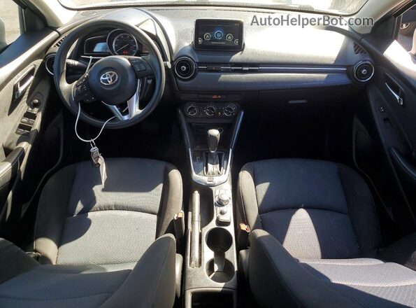 3MYDLBYV8HY180531 2017 TOYOTA YARIS White Dashboard view