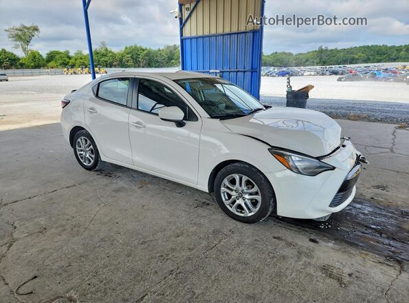 3MYDLBYV8JY310362 2018 TOYOTA YARIS Белый Передняя правая четверть