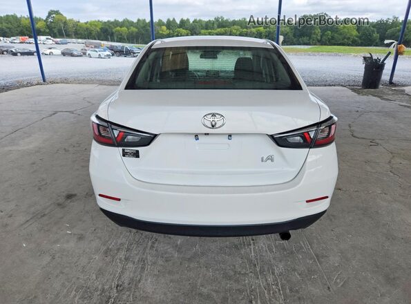 3MYDLBYV8JY310362 2018 TOYOTA YARIS Белый Вид сзади