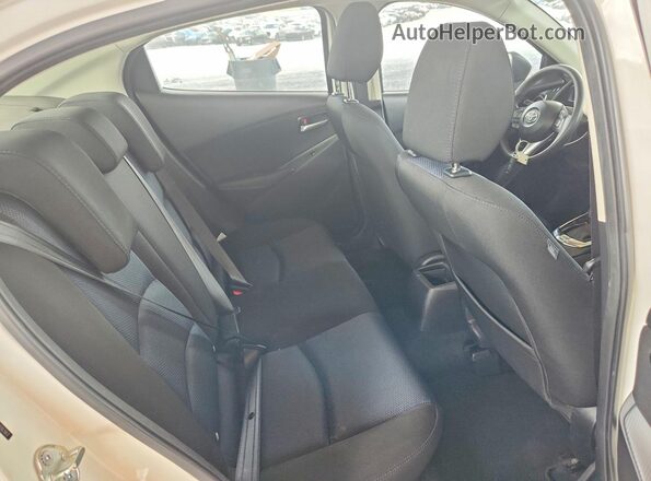 3MYDLBYV8JY310362 2018 TOYOTA YARIS Белый Вид задних сидений