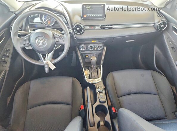 3MYDLBYV8JY310362 2018 TOYOTA YARIS Белый Вид панели приборов