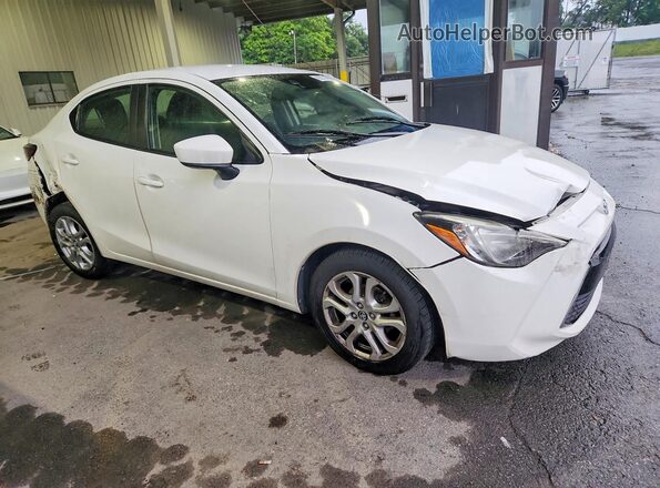 3MYDLBYV8JY321037 2018 TOYOTA YARIS White Delantero derecho