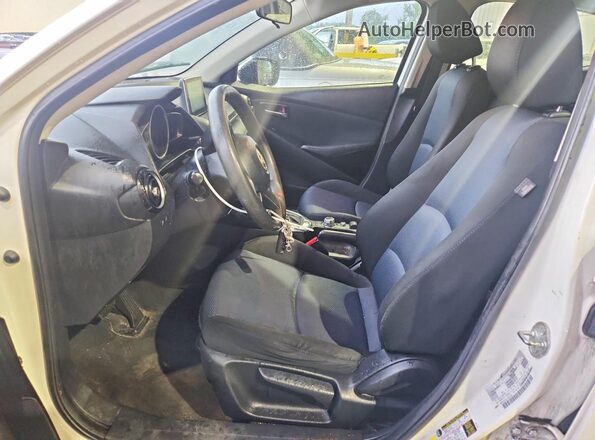 3MYDLBYV8JY321037 2018 TOYOTA YARIS White Vista interior delantera
