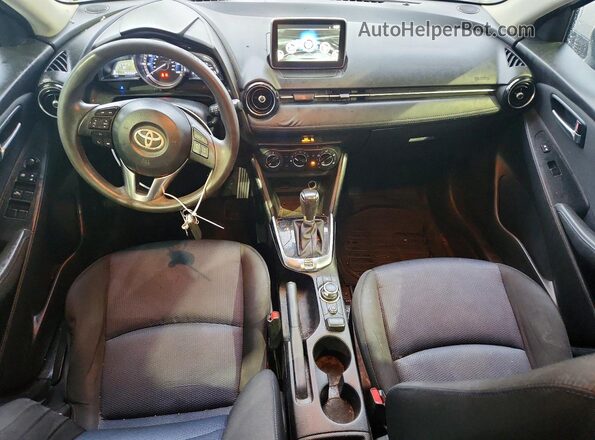 3MYDLBYV8JY321037 2018 TOYOTA YARIS White Vista del salpicadero