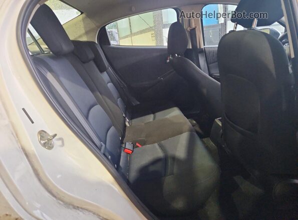 3MYDLBYV8JY321037 2018 TOYOTA YARIS White Vista de los asientos traseros