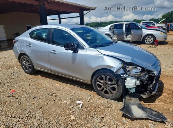 3MYDLBYV8KY509431 2019 TOYOTA YARIS Silver Delantero derecho