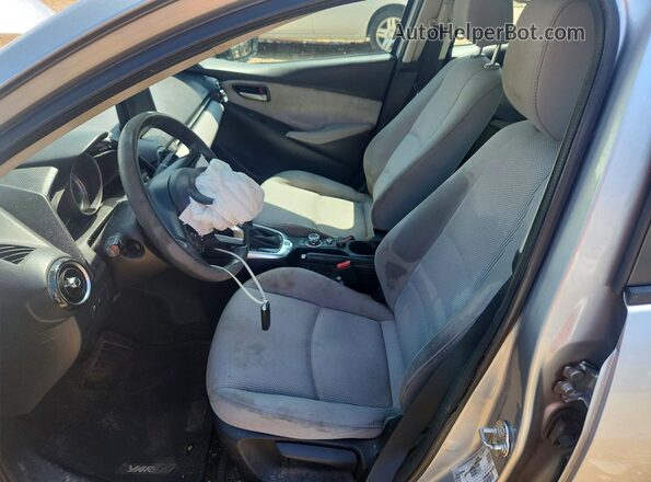 3MYDLBYV8KY509431 2019 TOYOTA YARIS Silver Vista interior delantera