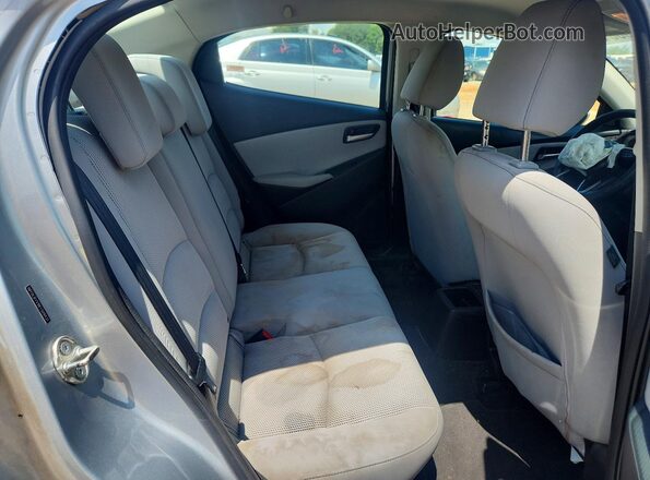 3MYDLBYV8KY509431 2019 TOYOTA YARIS Silver Vista de los asientos traseros
