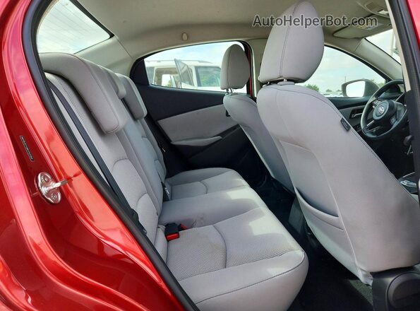 3MYDLBYV8KY521160 2019 TOYOTA YARIS Red Հետևի նստատեղերի տեսք