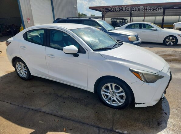 3MYDLBYV9HY159039 2017 TOYOTA YARIS White Przód prawy