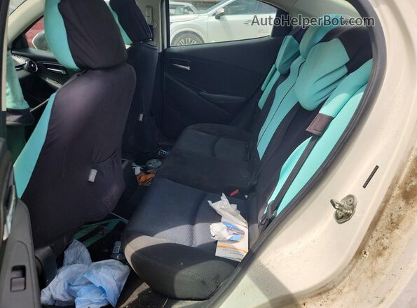 3MYDLBYV9HY159039 2017 TOYOTA YARIS White Widok tylnych siedzeń