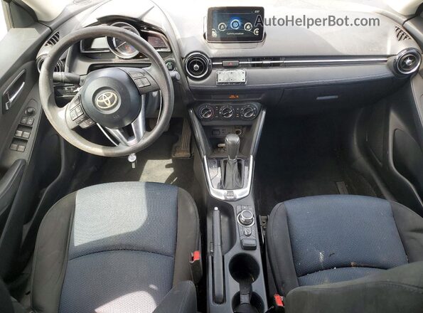 3MYDLBYV9HY160546 2017 TOYOTA YARIS Black Вид панелі приладів