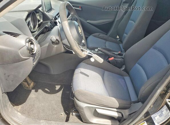 3MYDLBYV9HY160546 2017 TOYOTA YARIS Black Вид салону спереду