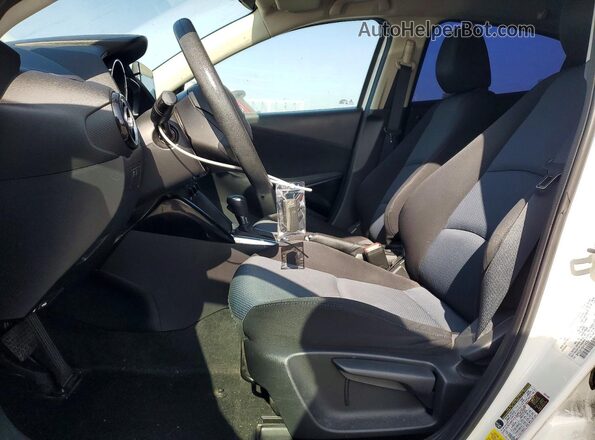 3MYDLBYV9HY184362 2017 TOYOTA YARIS Белый Вид салона спереди
