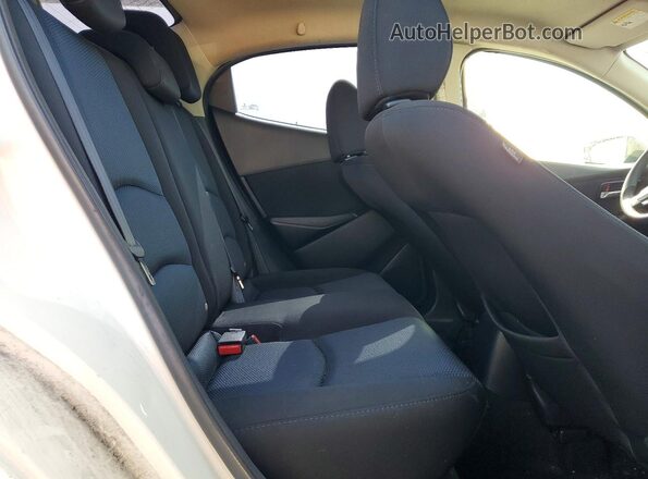 3MYDLBYV9HY184362 2017 TOYOTA YARIS Белый Вид задних сидений