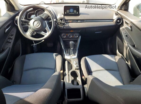 3MYDLBYV9HY184362 2017 TOYOTA YARIS Белый Вид панели приборов