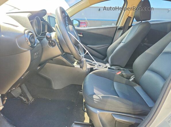 3MYDLBYV9KY524987 2019 TOYOTA YARIS White Vista interior delantera