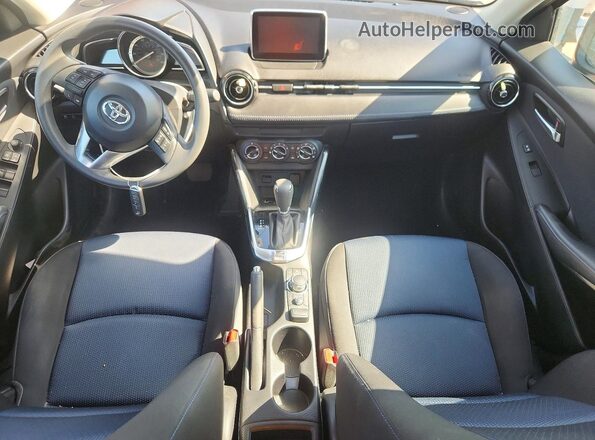3MYDLBYVXHY188226 2017 TOYOTA YARIS Red Dashboard view