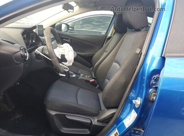 3MYDLBYVXHY196181 2017 TOYOTA YARIS Blue Front interior view