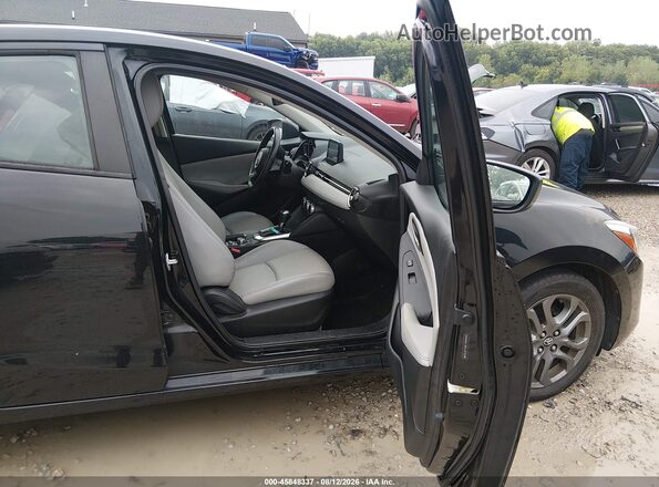 3MYDLBYVXKY504540 2019 TOYOTA YARIS Черный Вид салона спереди