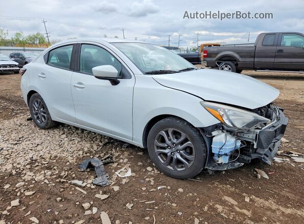 3MYDLBYVXKY514064 2019 TOYOTA YARIS White Передня права чверть