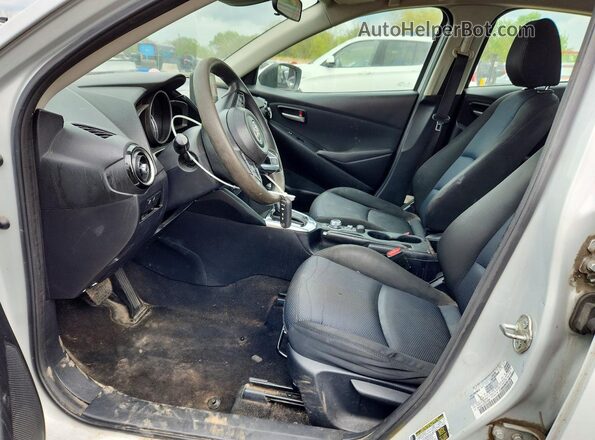 3MYDLBYVXKY514064 2019 TOYOTA YARIS White Вид салону спереду