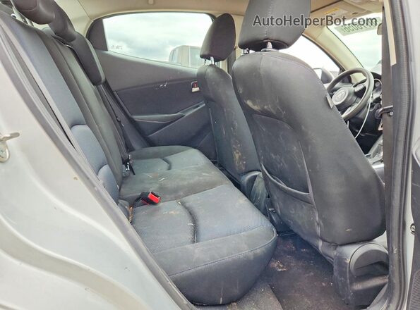 3MYDLBYVXKY514064 2019 TOYOTA YARIS White Вид задніх сидінь