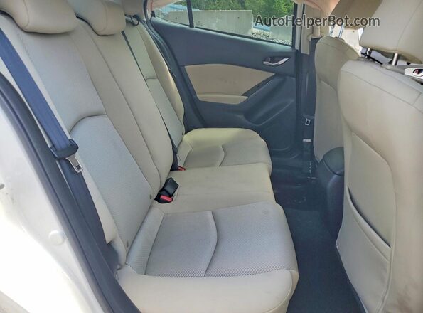 3MZBN1U76JM161648 2018 MAZDA 3 White Հետևի նստատեղերի տեսք