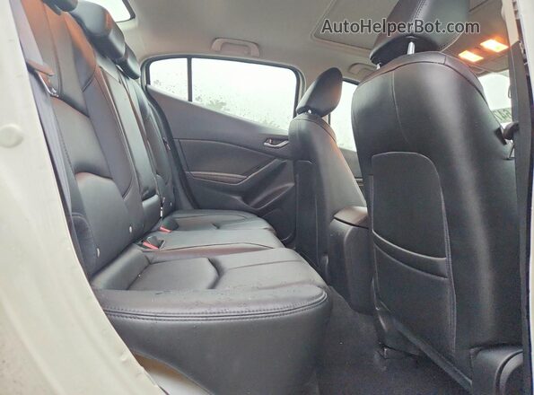 3MZBN1V73HM136408 2017 MAZDA 3 White Widok tylnych siedzeń